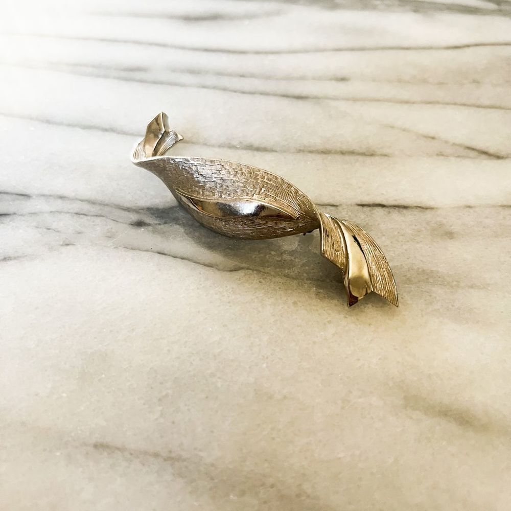 Vintage Textured Metal Ribbon Brooch Pin Silver Toned Metal‎ Retro MCM Unsigned
